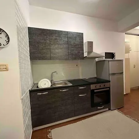 Gogo Moustache In Center Apartment